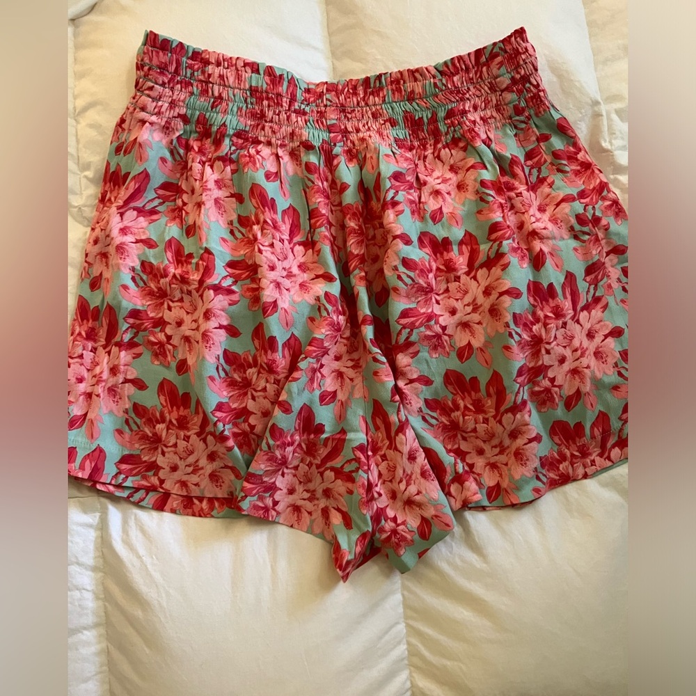 New with tags LOFT women’s floral shorts size small (can fit medium)